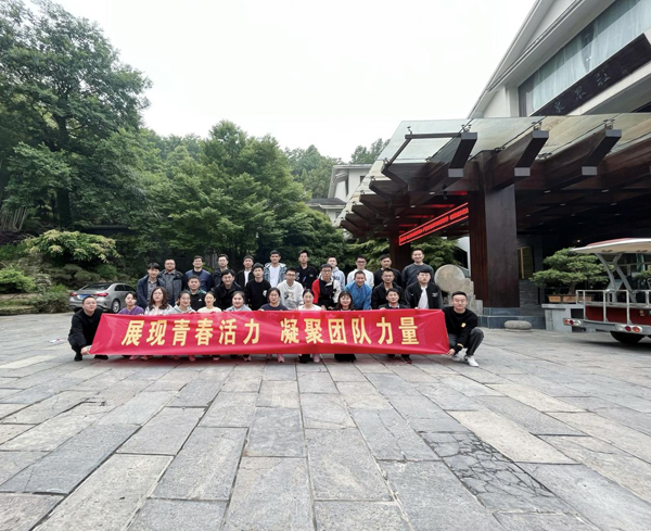 建材公司开展“五四”青年节活动