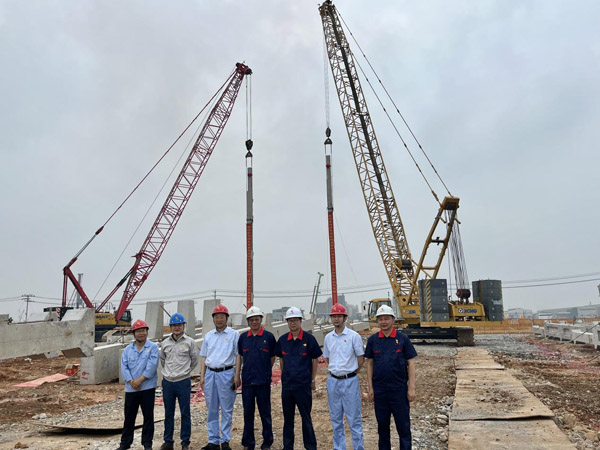 铜基新材料项目电解主厂房首根预制立柱顺利吊装