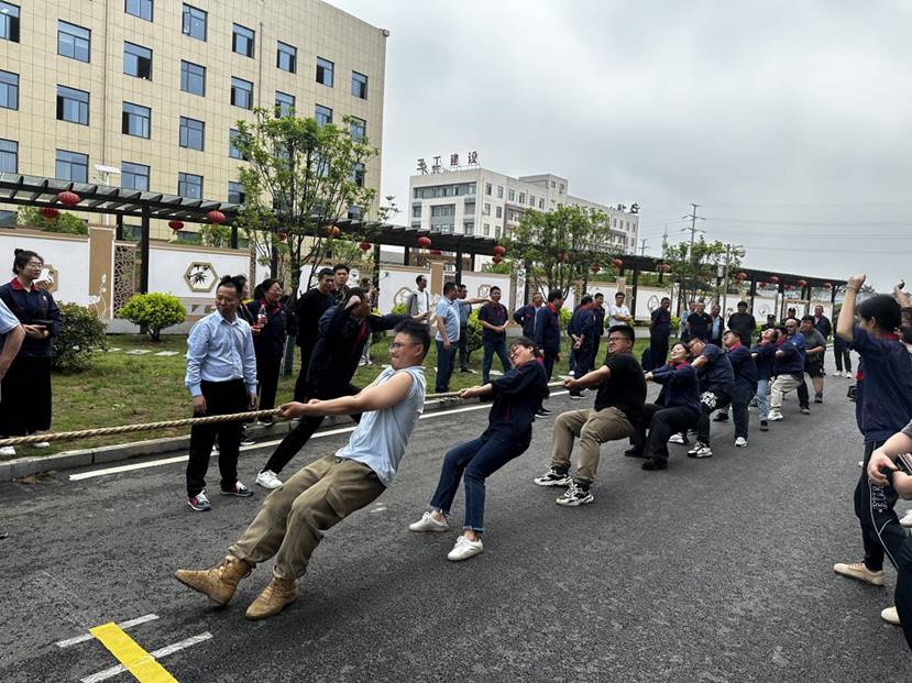 公司举办“安装杯”职工拔河比赛