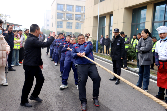 公司承办“足球比分预测
杯”职工拔河比赛